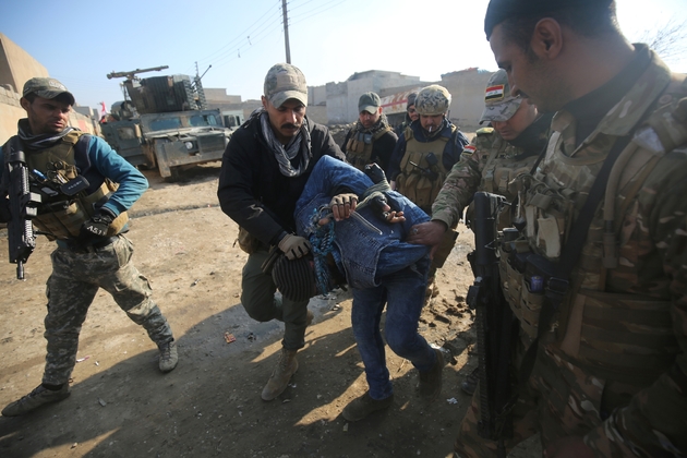 Un homme suspecté d'être un membre de l'EI fait prisonnier par des soldats des forces irakiennes   le 1er janvier 2017 à Mossoul