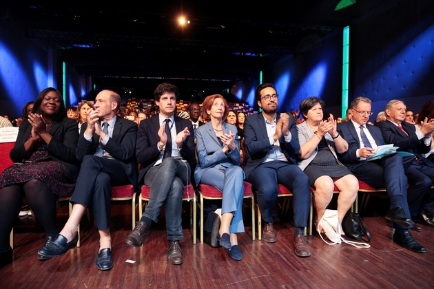 Mounir Mahjoubi (4e d), Richard Ferrand (2e d) et Jacques Mézard (d) lors d'un meeting de campagne pour les 90 candidats de La République en Marche aux législatives en Ile-de-France, le 23 mai 2017 à Aubervilliers