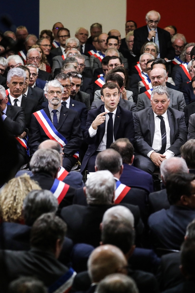 Le président Emmanuel Macron débat lors d'une rencontre avec quelque 600 maires du Sud-Ouest, le 18 janvier 2019 à Souillac (Lot)