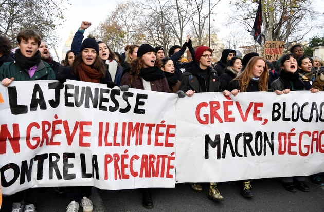 Des jeunes à la manifestation contre la réforme des retraites, le 10 décembre 2019 à Paris
