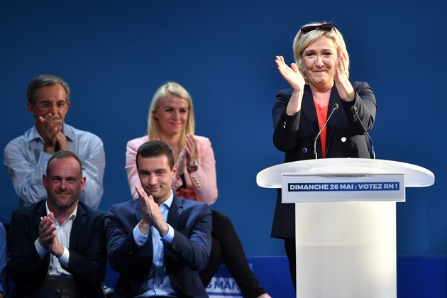 La présidente du RN Marine Le Pen et la tête de liste RN aux municipales Jordan Bardella (C) en meeting à Hénin-Beaumont (Pas-de-Calais) le 24 mai 2019