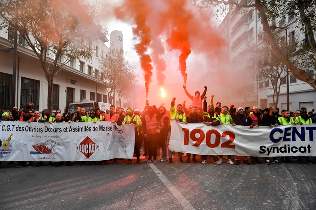 Dockers dans la manifestation contre la réforme des retraites, à Marseille le 5 décembre 2019