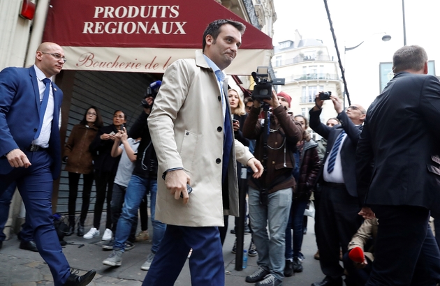 Le numéro 2 du Front national Florian Philippot sort du QG de campagne de Marine Le Pen, le 7 mai 2017 à Paris