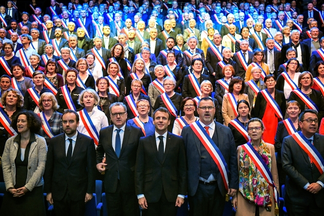 Emmanuel Macron entourré d'élus bretons, à Saint-Brieuc le 3 avril 2019