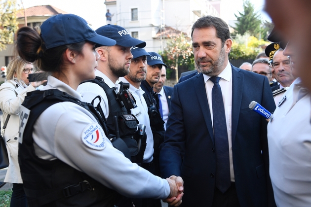 Le nouveau ministre de l'Intérieur Christophe Castaner rencontre des policiers aux Lilas, en Seine-Saint-Denis, le 16 octobre 2018