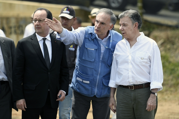 Le président François Hollande, le chef de la mission de l'Onu, le Français Jean Arnault,  et le président colombien Juan Manuel Santos, en visite dans un camp de désarmement des Farc, le 24 janvier 2017 à Caldono en Colombie 