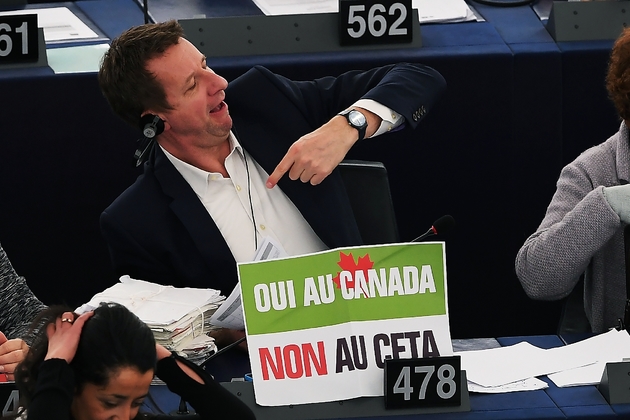 Yannick Jadot s'est vivement opposé au traité CETA pendant son précédent mandat de député européen, ici à au Parlement européen de Strasbourg le 15 février 2017