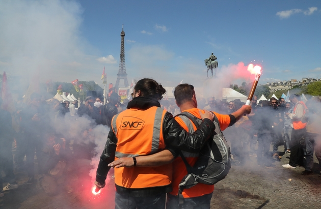 Manifestation de salariés de la SNCF près de l'Ecole Militaire à Paris le 3 mai 2018