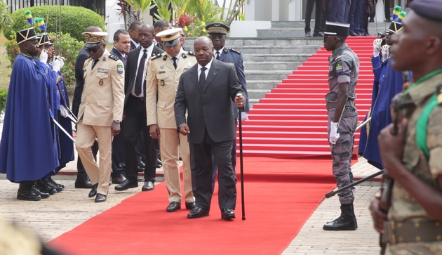 Le président du Gabon Ali Bongo (C) passe ses troupes en revue à Libreville 16 août 2019 