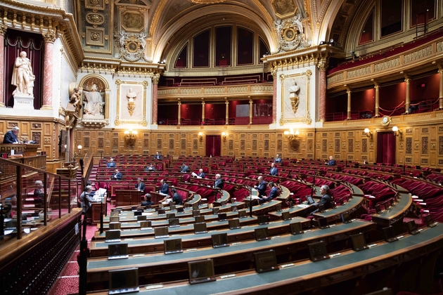 Le 08 avril 2020, les sénateurs appliquent des mesures de distanciation sociale à l'occasion des 'questions d’actualité au gouvernement'.