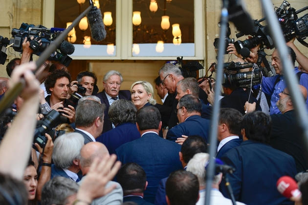 Marine Le Pen a fait mercredi 21 juin 2017 ses premiers pas de nouvelle députée FN du Pas-de-Calais à l'Assemblée au milieu d'une cohue de journalistes et accompagnée des sept autres députés FN