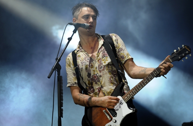 Le chanteur anglais Pete Doherty à Carhaix-Plouguer (Finistère) lors du Festival des Vieilles Charrues, le 16 juillet 2016 
