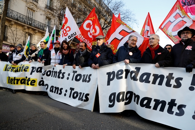 La banderole de tête de la manifestation contre la réforme des retraites à Paris avec Philippe Martinez de la CGT (C) et Yves Veyrier (2ème D) , le 6 février 2020 