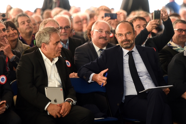 Le Premier ministre Edouard Philippe (D) parle avec Xavier Bertrand (G), président de la région des Hauts-de-France au congrès de l'Association des maires ruraux (AMRF), à Eppe-Sauvage (Nord), le 20 septembre 2019