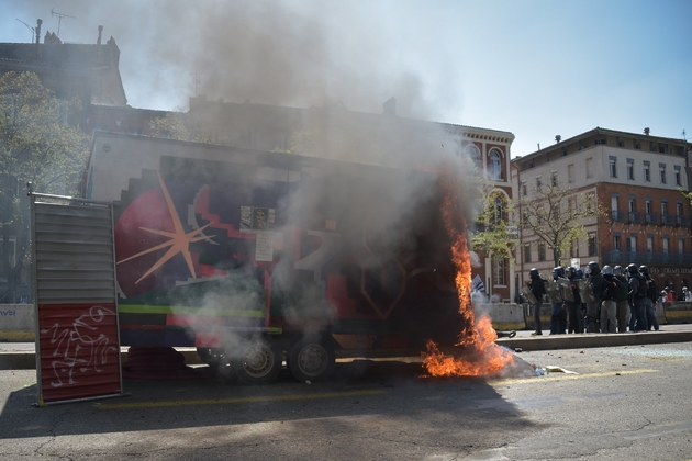 Engin de chantier incendié le 13 avril 2019 à Toulouse lors du rassemblement des 