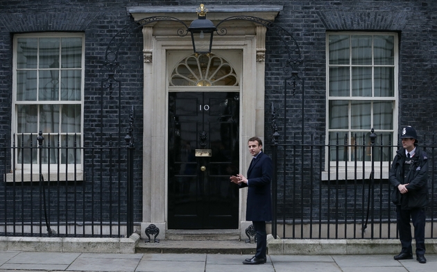 Le candidat à l'élection présidentielle française Emmanuel Macron arrive au 10 Downing Street à Londres pour y rencontrer la Première ministre britannique Theresa May, le 21 février 2017