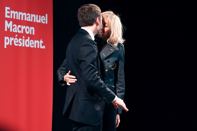 Emmanuel Macron embrasse sa femme sur scène lors d'un meeting organisé par 