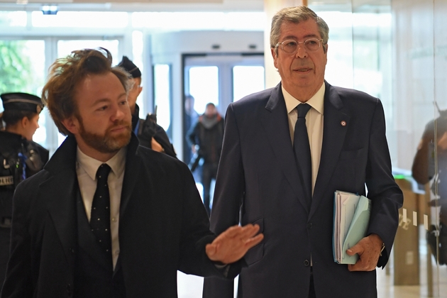 Patrick Balkany en compagnie de son avocat, photographié lors de son procès en première instance le 20 mai 2019