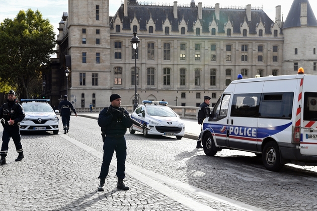 Des policiers près de la Préfecture de police, le 3 octobre 2019 à Paris, après l'attaque qui a coûté la vie à quatre personnes