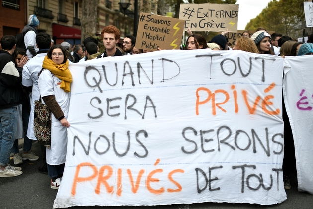 Des manifestants défilent pour la défense de l'hôpital public le 14 novembre 2019 à Paris