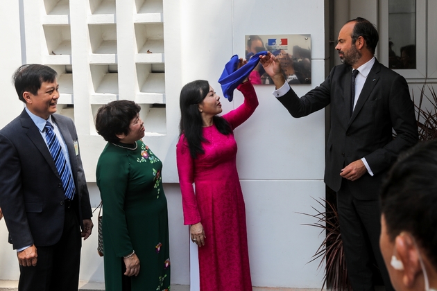 Le Premier ministre français Edouard Philippe inaugure un centre de santé avec la ministre vietnamienne de la Santé Nguyen Thi Kim Thien le 4 novembre 2018 à Ho Chi Minh Ville