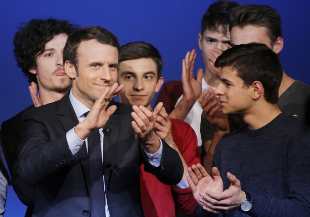 Emmanuel Macron entouré par des supporters, lors d'un meeting à Saint-Priest-Taurion, le 25 février 2017