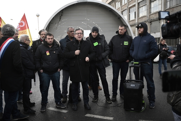 Le leader de la France Insoumise Jean-Luc Mélenchon avec des grévistes de la SNCF à la Gare de Lyon, le 24 décembre 2019 à Paris
