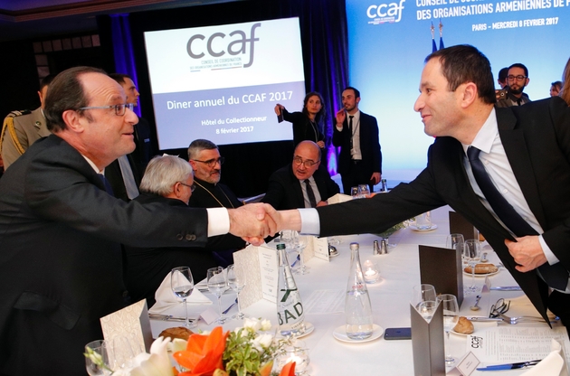 Le président Hollande serrant la main de Benoît Hamon lors du Conseil de coordination des organisations arméniennes de France, à Paris, le 8 février 2017