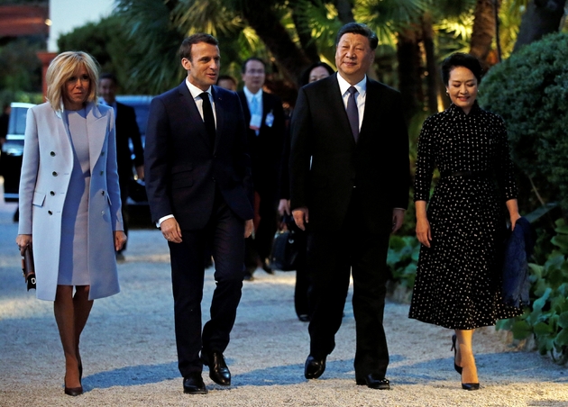 Le président Emmanuel Macron et son épouse Brigitte accueillent le président chinois Xi Jinping et son épouse Peng Liyuan à la villa Kérylos, à Beaulieu-sur-Mer dans les Alpes-Maritimes, le 24 mars 2019