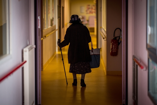 Une résidente d'un Ehpad de Brest marche dans un couloir de l'établissement, le 4 mars 2020