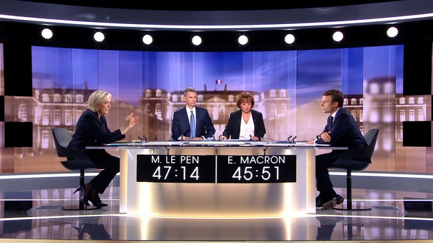 Emmanuel Macron (D) et Marine Le Pen (G) lors d'un débat télévisé le 3 mai 2017 à La Plaine-Saint-Denis près de Paris