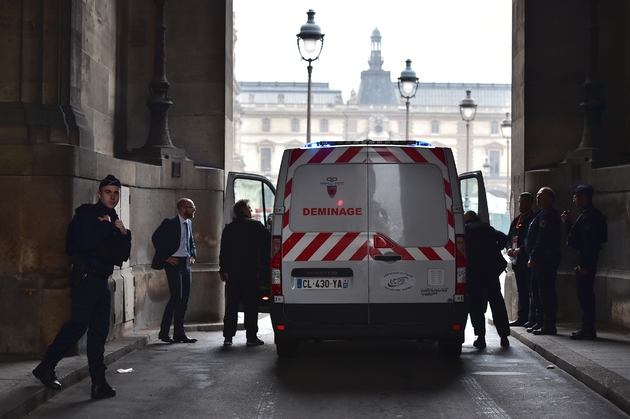Des démineurs arrivent sur l'esplanade du Louvre, le 7 mai 2017 à Paris, après l'évacuation