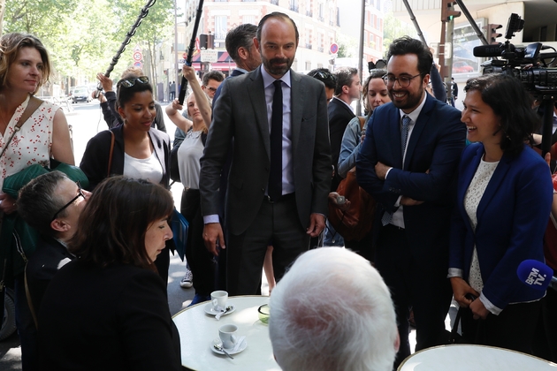 Le Premier ministre Edouard Philippe (c), au côté du secrétaire d'Etat au Numérique Mounir Mahjoubi, candidat aux législatives dans la 16e circonscription de Paris, le 26 mai 2017