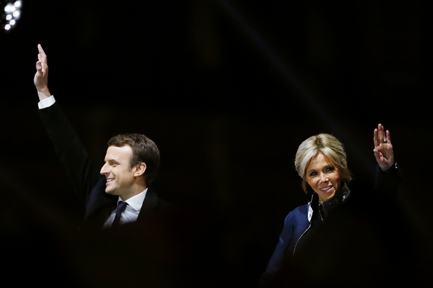 Emmanuel Macron ejoint sur scène par son épouse Brigitte, le 7 mai 2017 dans la cour du Louvre