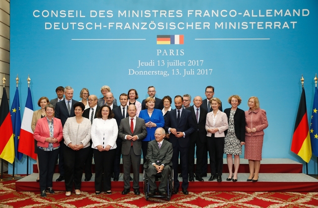 Photo de groupe du conseil des ministres franco-allemand à l'Elysée, le 13 juillet 2017