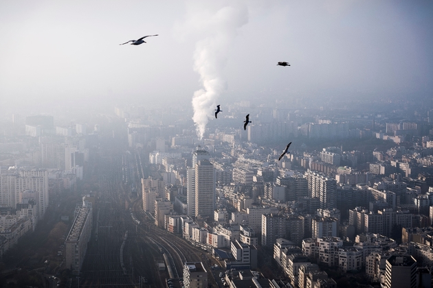 Vue depuis la Tour Montparnasse de Paris sous une brume de particules fines, le 29 décembre 2016