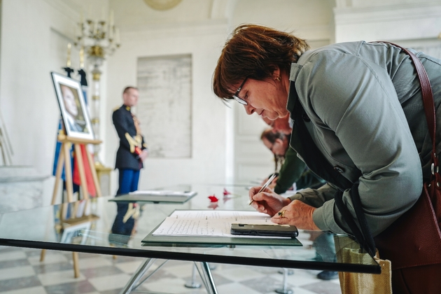 Une femme signe l'un des registres de condoléances ouverts au public à l'Elysée en hommage à l'ex-président Jacques Chirac, le 28 septembre 2019 à Paris 