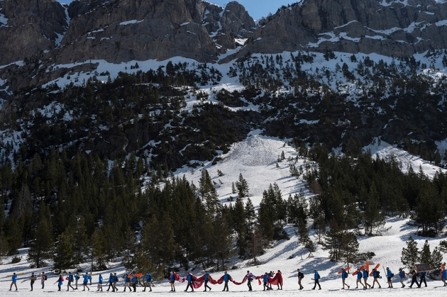 Des militants d'extrême droite anti-migrants transportent des équipements lors d'une action sur un col des Alpes, point de passage des clandestins, le 21 avril 2018