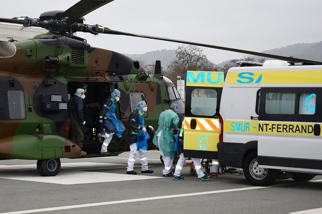 Des patients souffrant du Covid-19 sont transférés dans une ambulance le 29 mars 2020 à Clermont-Ferrand