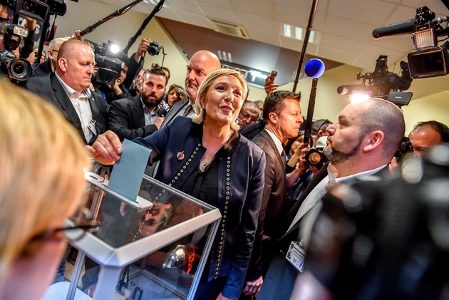Marine Le Pen s'apprête à voter lors du 16e congrès du Front national, le 10 mars 2018 à Lille 