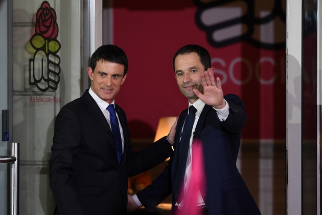Benoît Hamon et Manuel Valls après l'annonce des résultats de la primaire à Paris le 29 janvier 2016