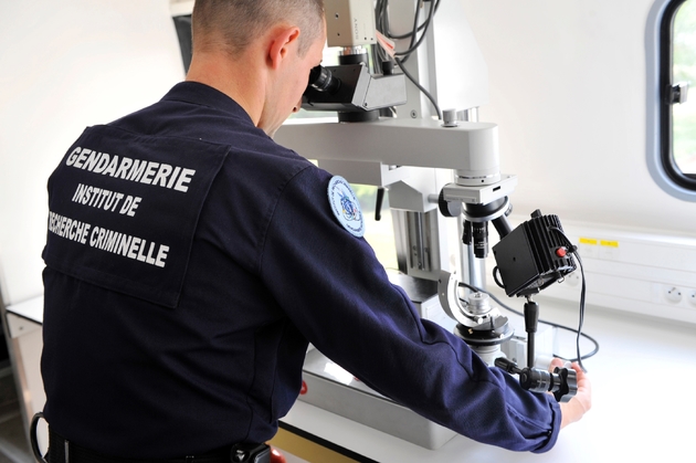 Un gendarme de l'institut de recherche criminelle de la Gendarmerie (IRCGN) 