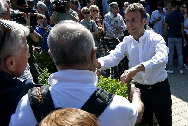 Le président Emmanuel Macron (D) prend un bain de foule au Touquet (Pas-de-Calais), le 21 avril 2019