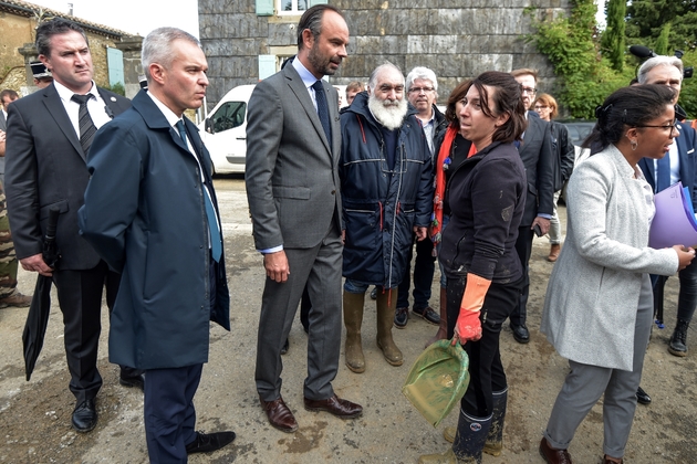 Le Premier ministre Edouard Philippe (c) et le ministre de la Transition écologique François de Rugy (g) rencontre des habitants touchés par les inondations, le 15 octobre 2018 à Villegailhenc, près de Carcassonne, dans l'Aude