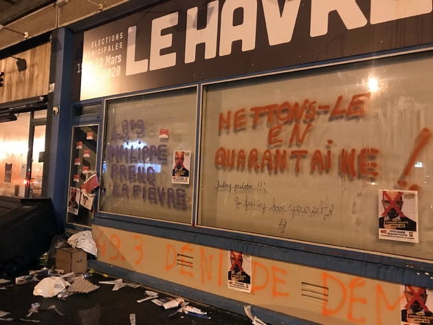 Des graffitis ont été apposés sur les murs de la permanence de campagne d'Edouard Philippe au Havre, le 29 février 2020