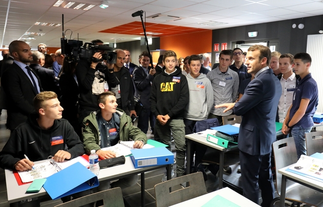 Le président Emmanuel Macron parle avec des étudiants de l'Ecole d'Application aux Métiers des Travaux Publics, le 4 octobre 2017 à Paris