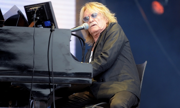 Le chanteur français Christophe en concert au festival des Vieilles Charrues, le 20 juillet 2014 à Carhaix-Plouguer (Finistère) 