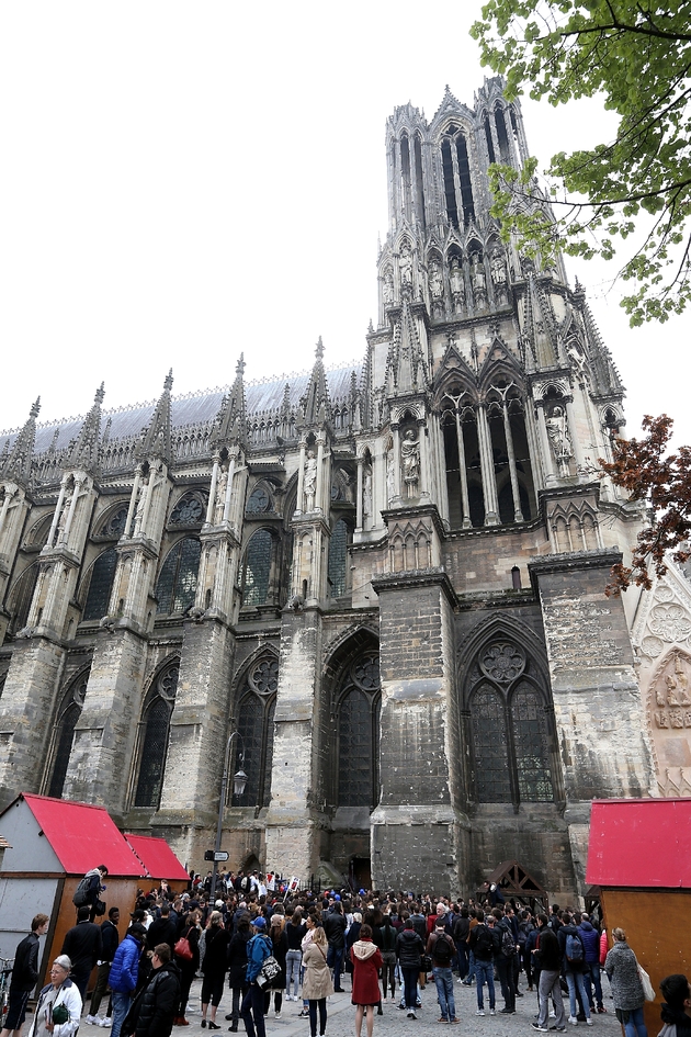 Rassemblement de manifestants contre la visite de Marine Le Pen à la cathédrale de Reims, le 5 mai 2017