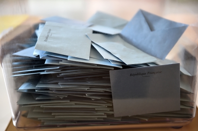 Des bulletins de vote dans une urne le 11 juin 2017 à Solesmes, dans le nord ouest de la France