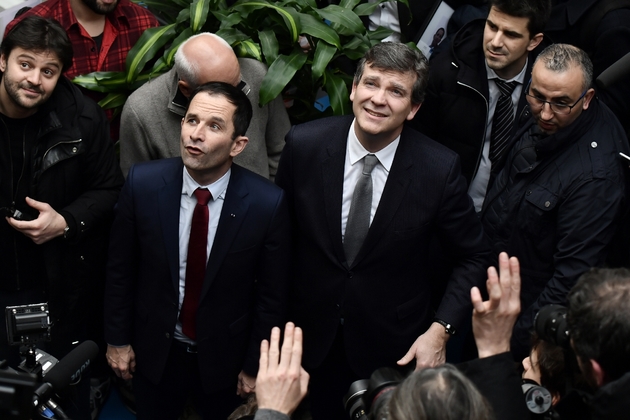 Benoît Hamon et Arnaud Montebourg visitent une pépinière d'entreprises à Paris le 27 janvier 2017